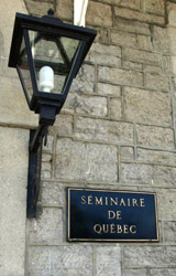 Le cadran solaire sur le mur de l'Aile de la Procure du Vieux Séminaire de Québec (Crédits photo H. Giguère)