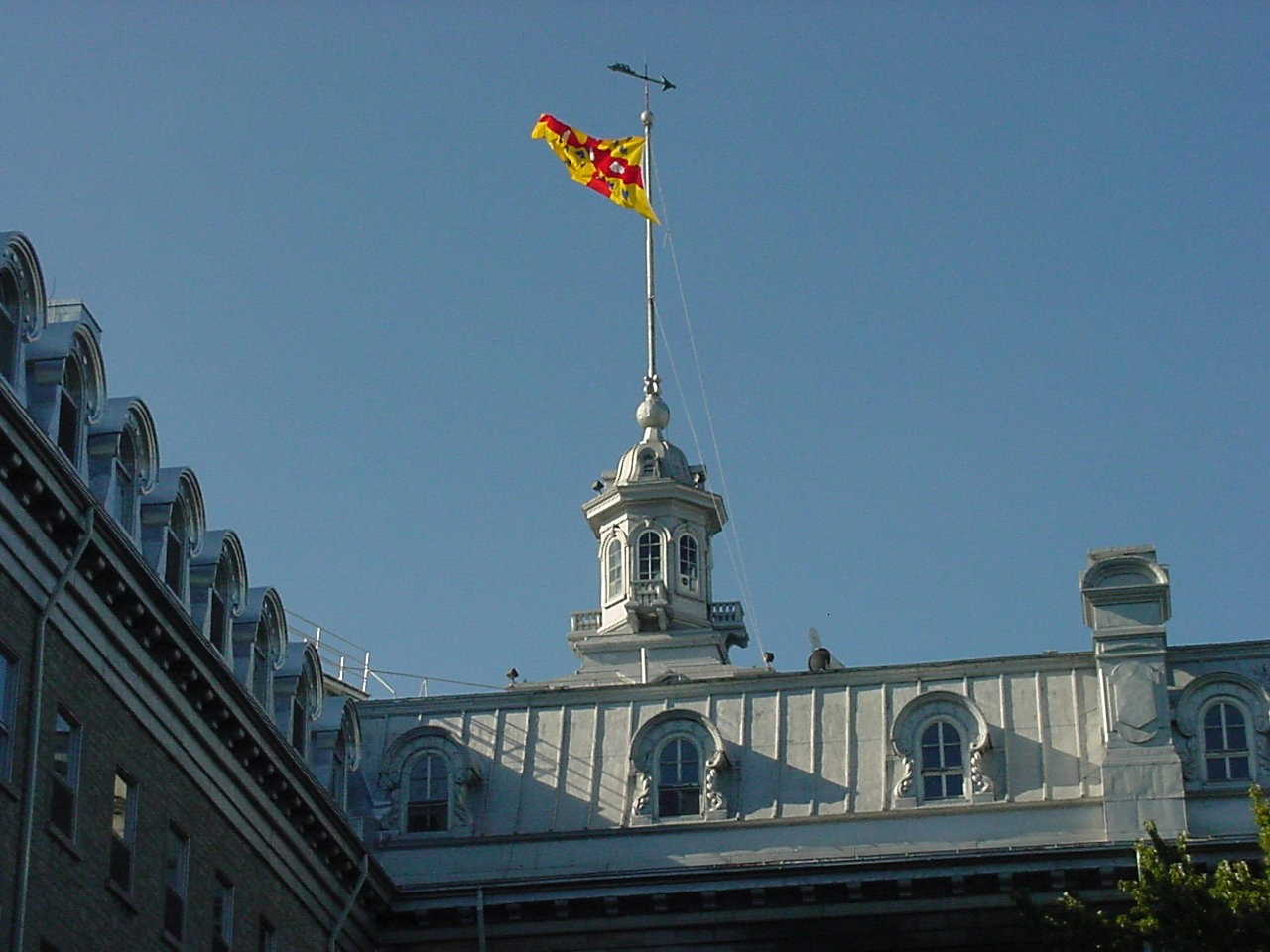 Le drapeau du Séminaire de Québec aux armes de Mgr de Laval flottant en permanence sur le Pavillon Camille-Roy