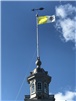 Le drapeau du Vatican flotte sur le Séminaire, symbole de notre préparation spirituelle à sa venue.  