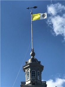 Le drapeau du Vatican flotte sur le Séminaire, symbole de notre préparation spirituelle à sa venue.  